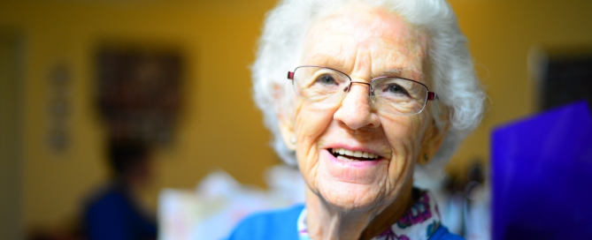 Imagem de mulher idosa, cabelo branco e óculos